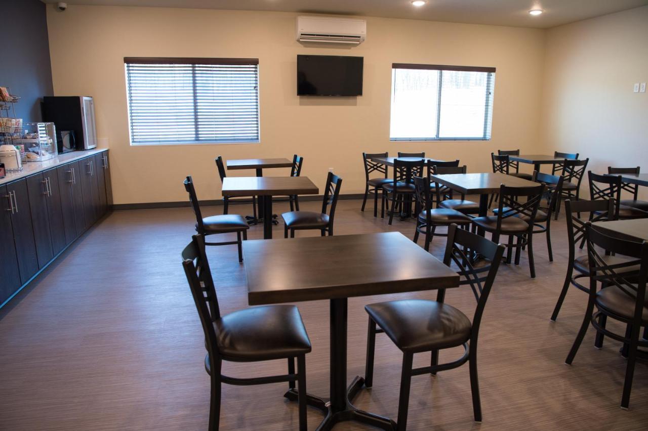 Cobblestone Inn & Suites - Forest City Exterior photo